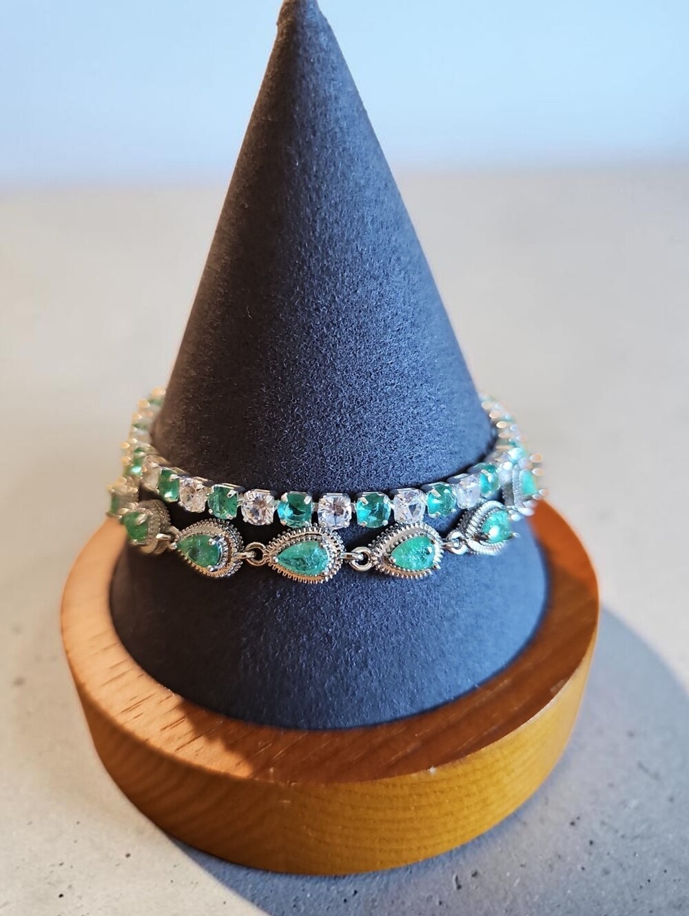 Sassified BOUTIQUE NWT  Emerald Green Teardrop & Crystal Tennis Bracelet Stack